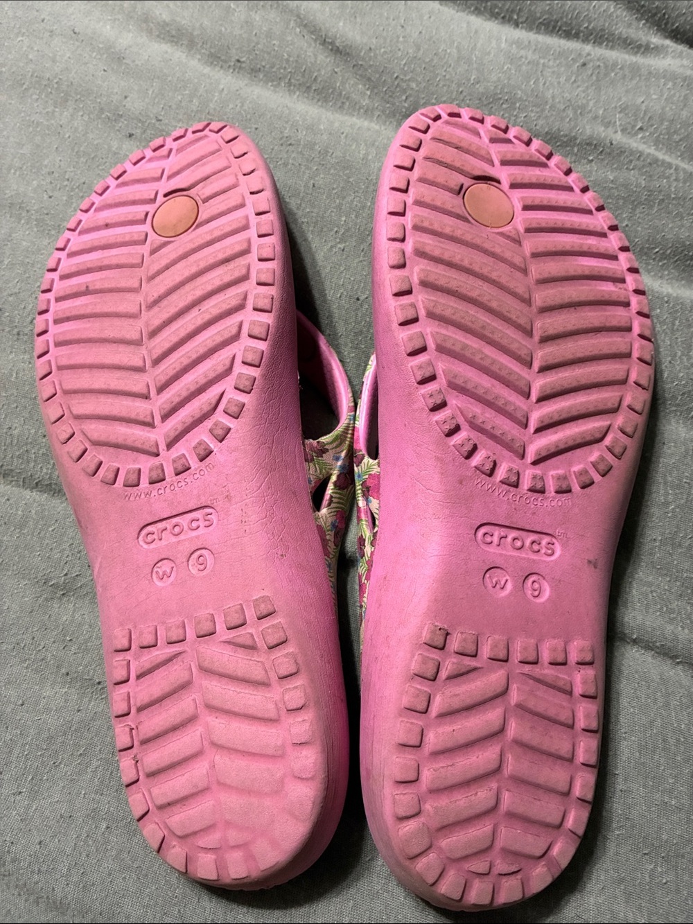 CROCS Pink Floral-Print Strap Flip Sandals - Picture 2 of 2